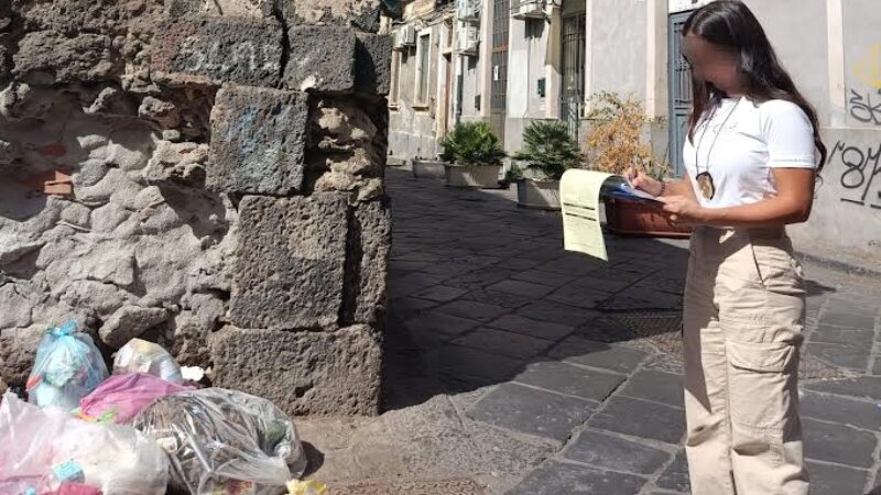Rifiuti lasciati in strada, a Catania fioccano le multe