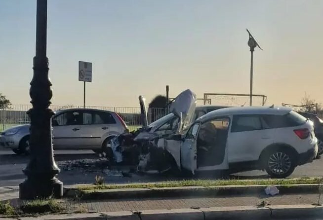 Curva a velocità e schianto contro un'altra macchina: grave 23enne