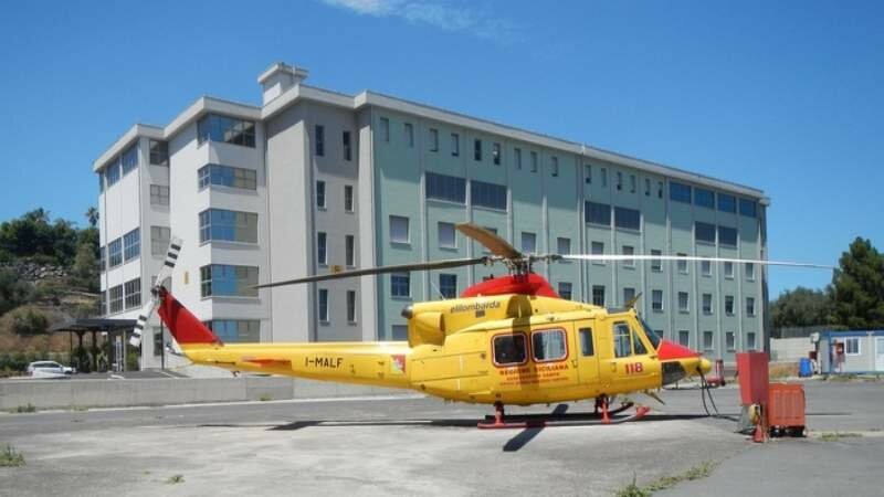 Mamma e figlia in auto che si ribalta, 36enne grave