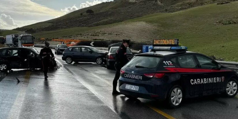 Scontro a 4, tre feriti nel Catanese