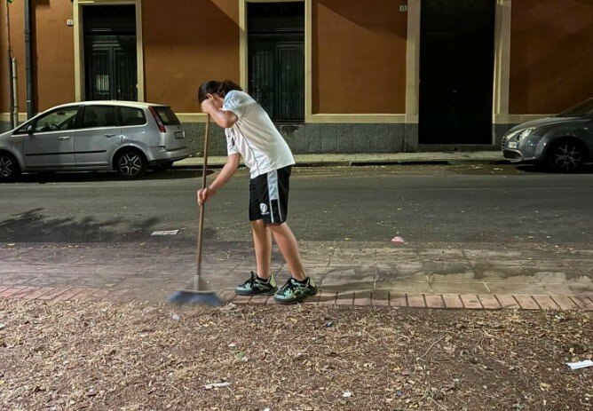 I catanesi e la pulizia fai da te nelle strade: Morena conquista i social