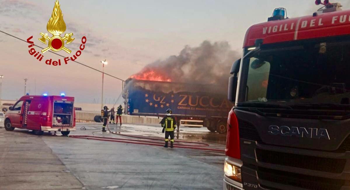 Brucia container nel porto di Catania
