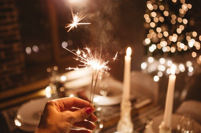 E' in salotto a festeggiare, colpita da un proiettile