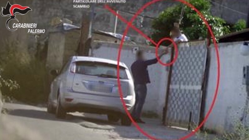Guerra tra bande di pusher: 17 arresti