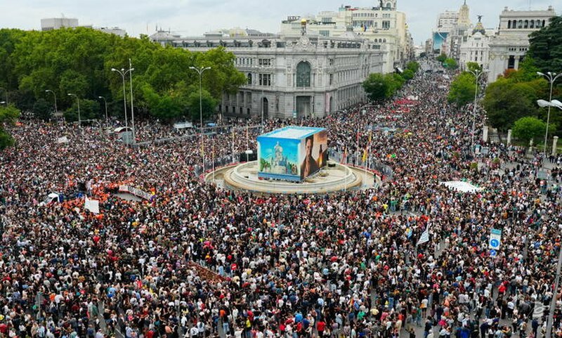 Madrid, migliaia di persone in piazza per il diritto alla casa Madrid, migliaia di persone in piazza per il diritto alla casa
