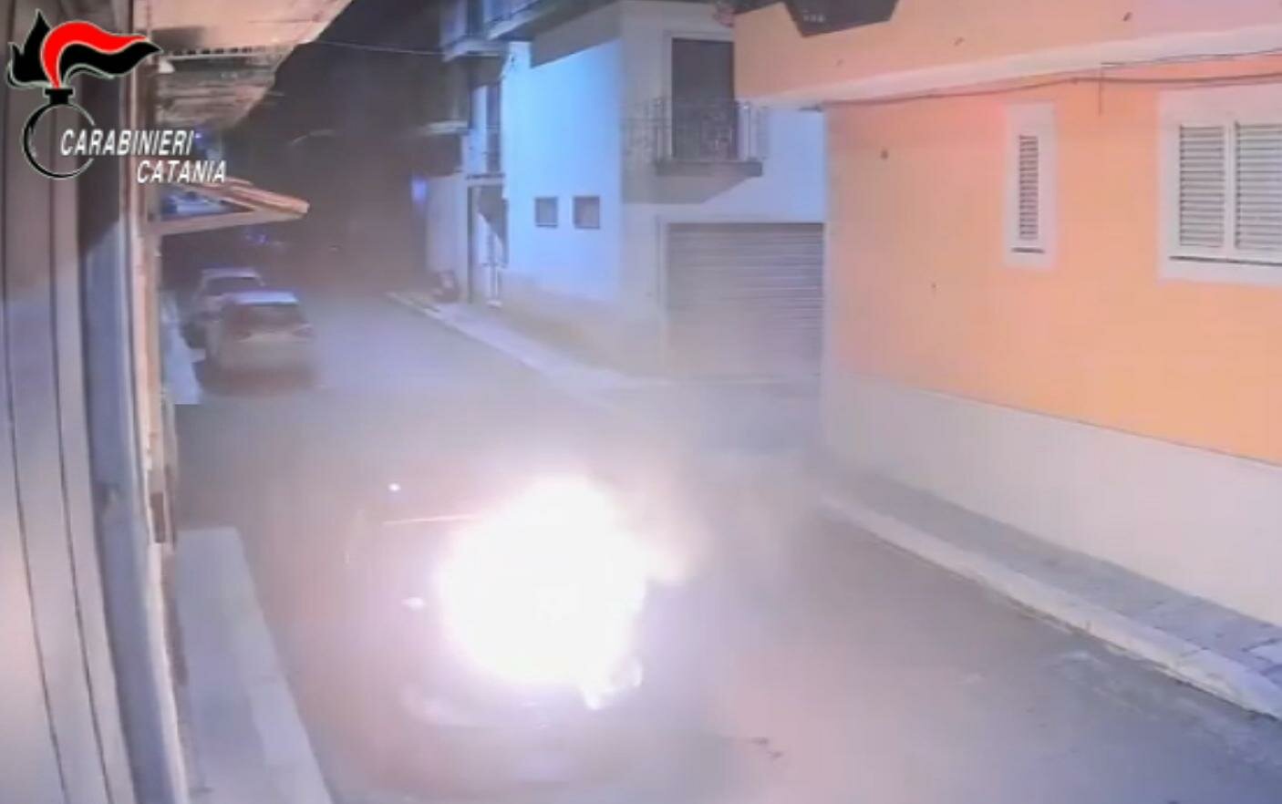 Palagonia, molotov contro l'auto del rivale in amore