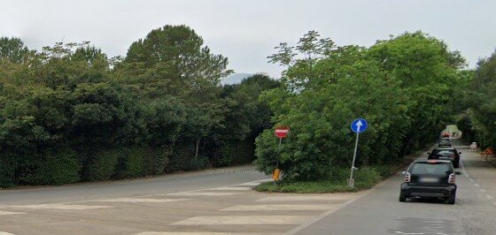 Scontro con un'auto, grave motociclista
