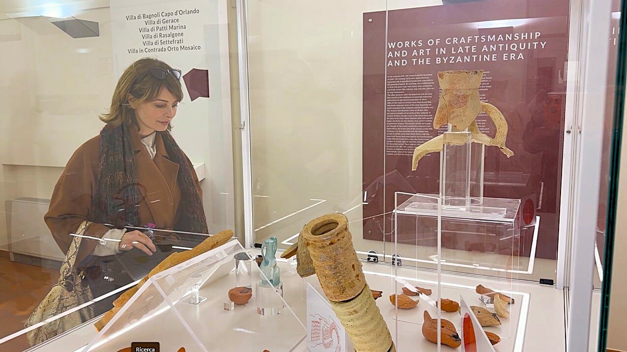 e-–-un-altro-momento-della-visita-dell’attrice-nel-museo-di-palazzo-trigona.jpeg