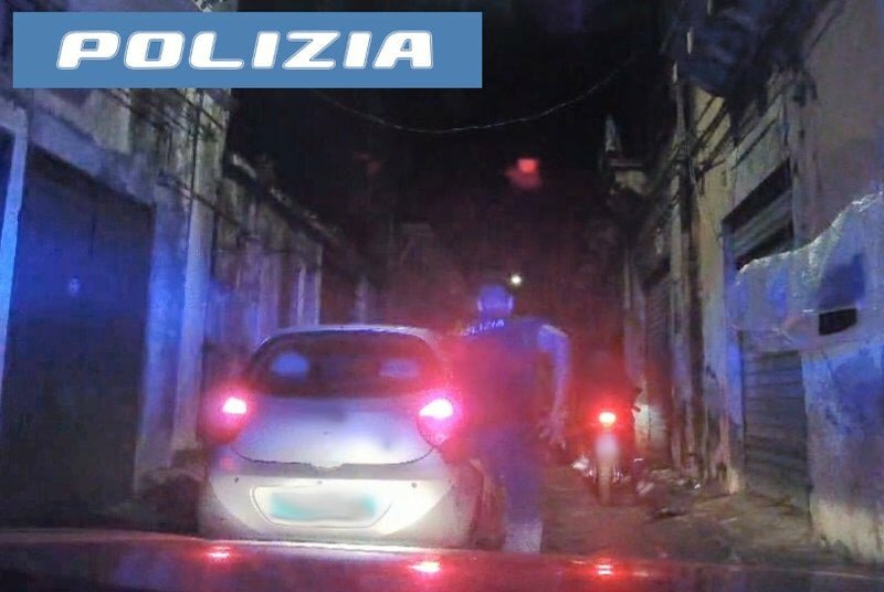 Fuga a San Cristoforo su un'auto rubata