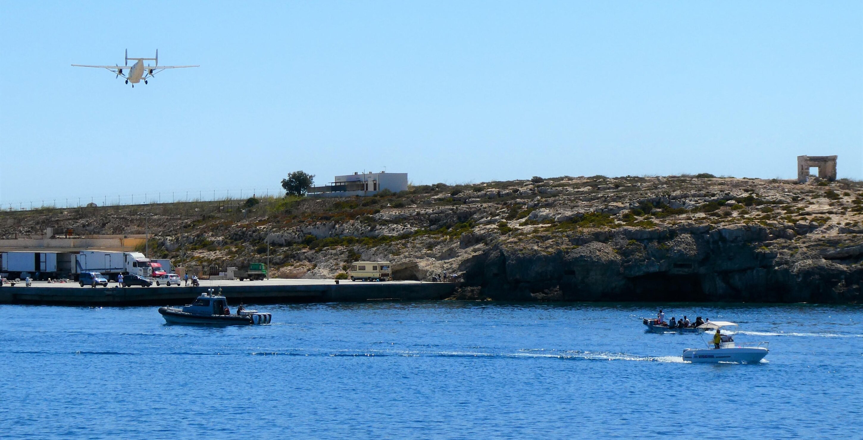 Il cadavere di una donna sugli scogli di Lampedusa