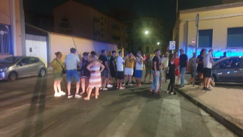 Residenti al buio occupano la strada