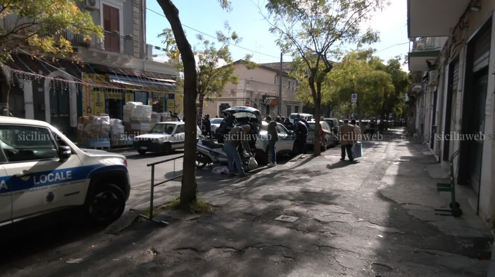 Miracolo in via Plebiscito: niente macchine sui marciapiedi Miracolo in via Plebiscito: niente macchine sui marciapiedi