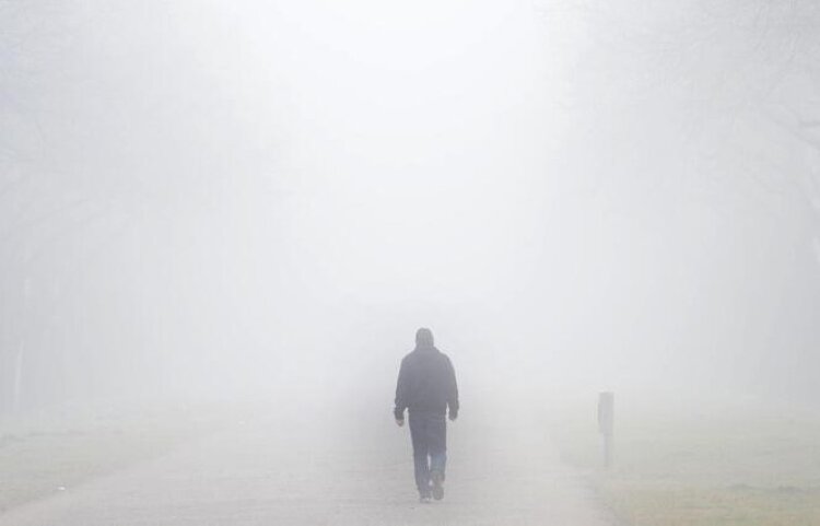 Si intrufola in palestra per rubare, ma viene avvolto dalla nebbia