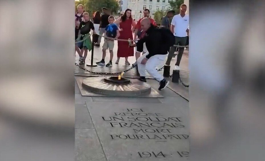 Accende una sigaretta dalla fiamma del milite ignoto