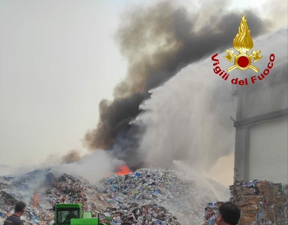 Fiamme alla zona industriale di Catania: coinvolta ditta di materiale plastico