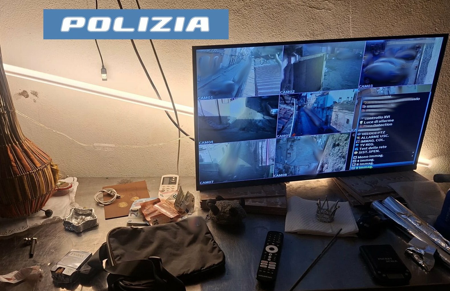 Irrompono i poliziotti: la pusher nasconde il crack tra la biancheria intima Irrompono i poliziotti: la pusher nasconde il crack tra la biancheria intima