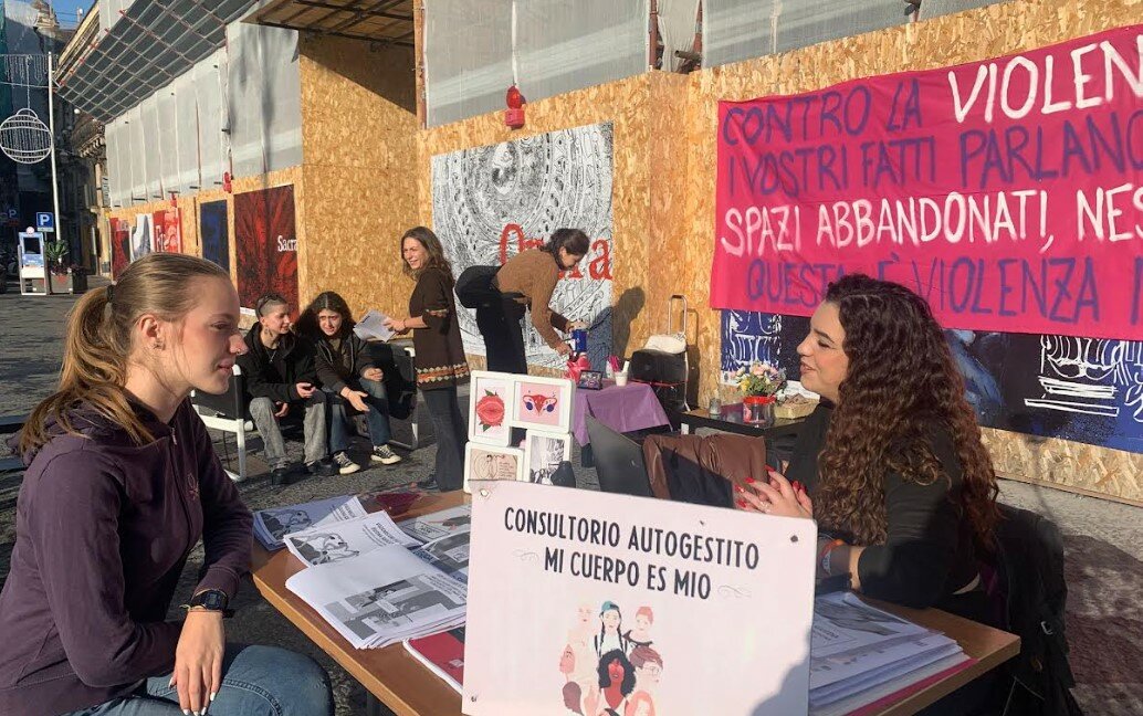 Catania, attivisti occupano l'ingresso del Comune Catania, attivisti occupano l'ingresso del Comune
