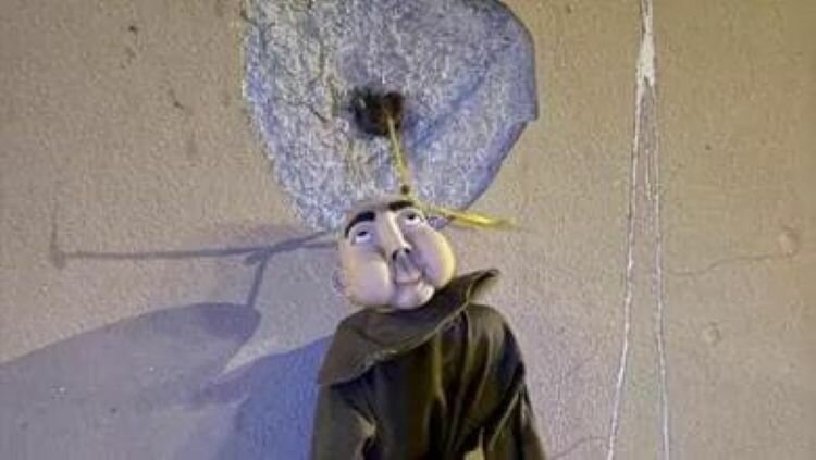 Paura allo Zen: trovato pupazzo impiccato