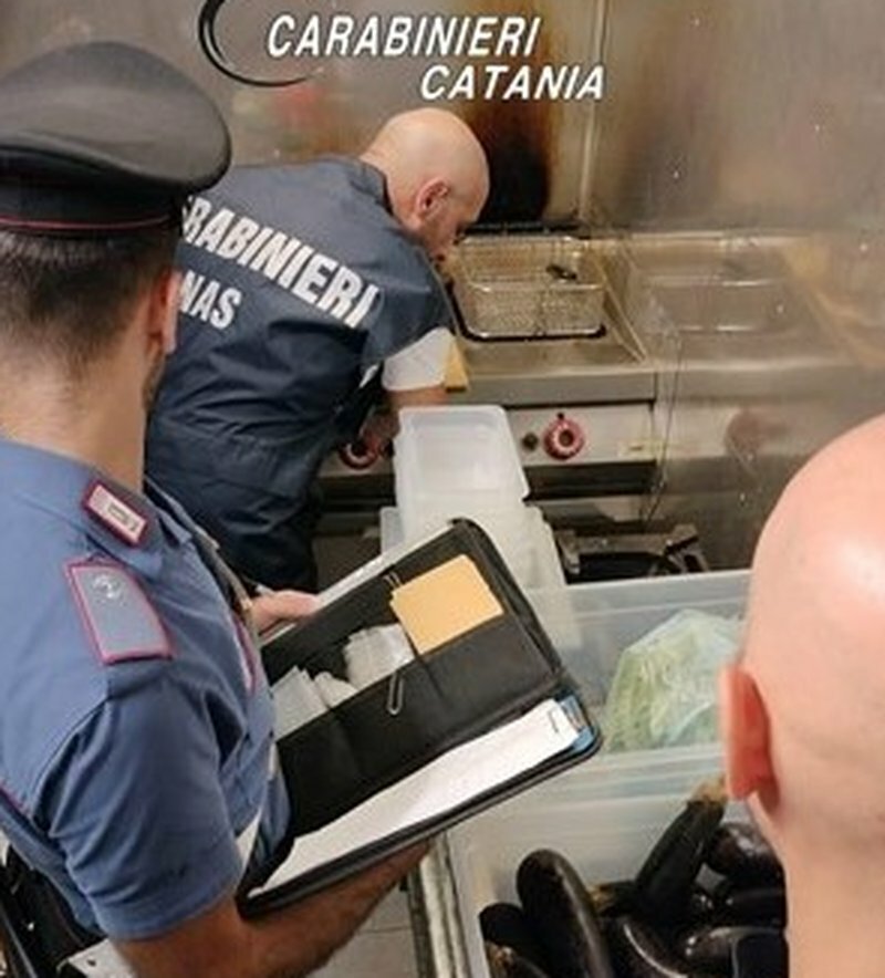 Sporcizia e cibo non tracciato nel ristorante di Mascalucia