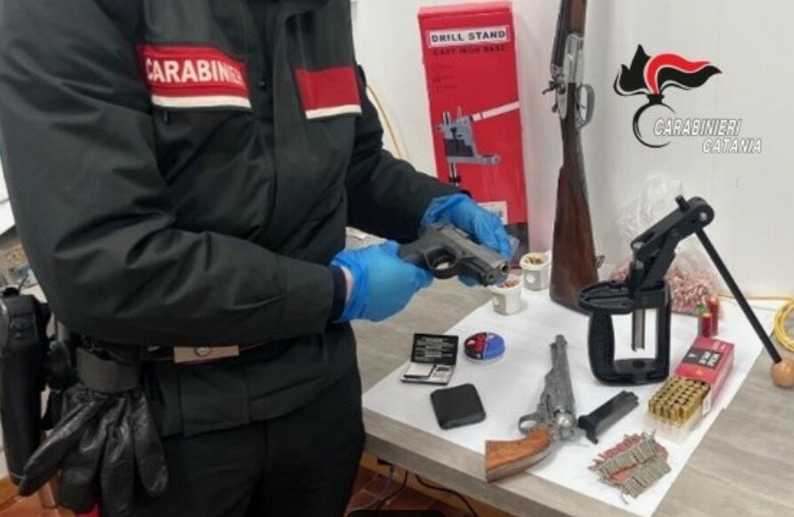 Trasformava giocattoli in armi, preso catanese