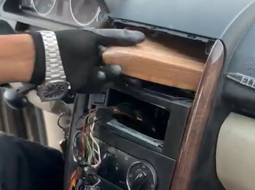 Sorpresa al casello A18: al posto dell'autoradio 2 kg di cocaina