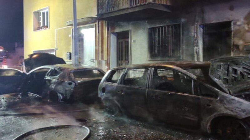 A fuoco 2 auto a Comiso, danneggiate abitazioni