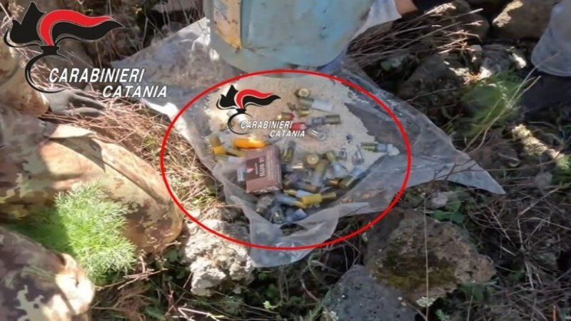 Munizioni nel bidone nascosto in campagna