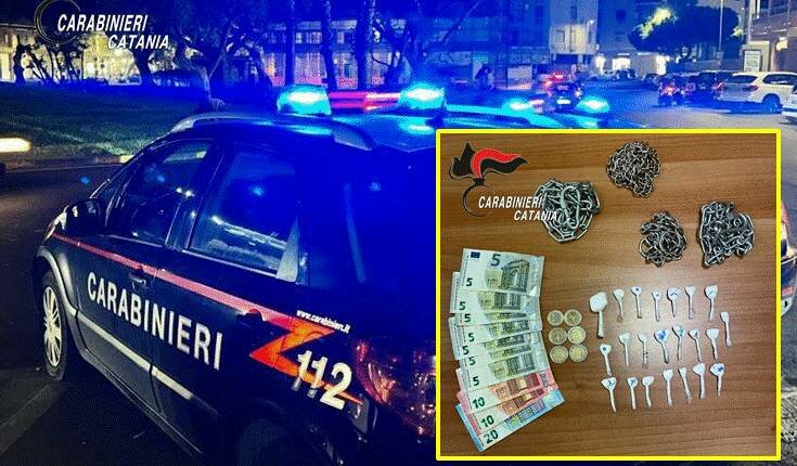 In piazza Europa con 4 catene d'acciaio