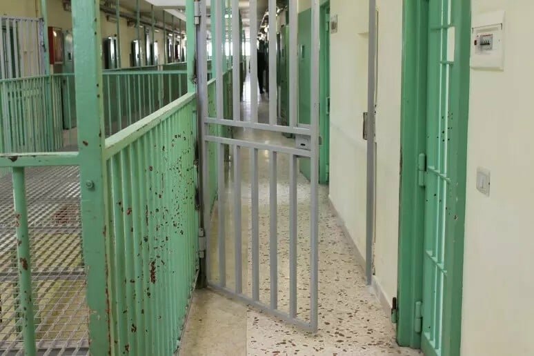 Catania, poliziotto pestato da detenuto in carcere