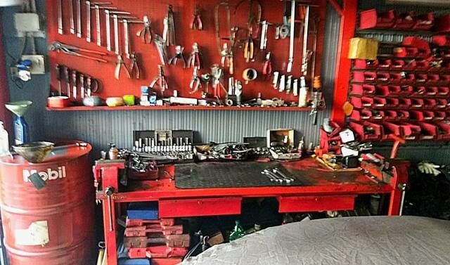 Catania, agenti minacciati dal meccanico