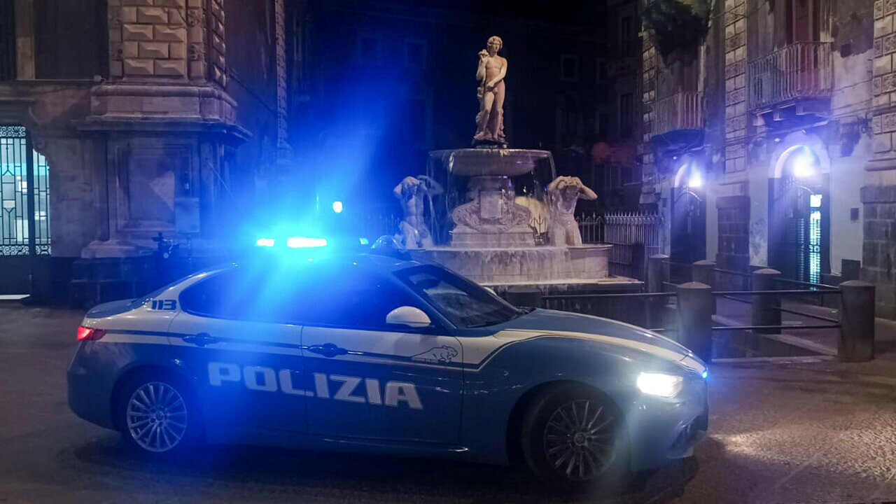 Si tuffa nella fontana dell'Amenano: arrestato