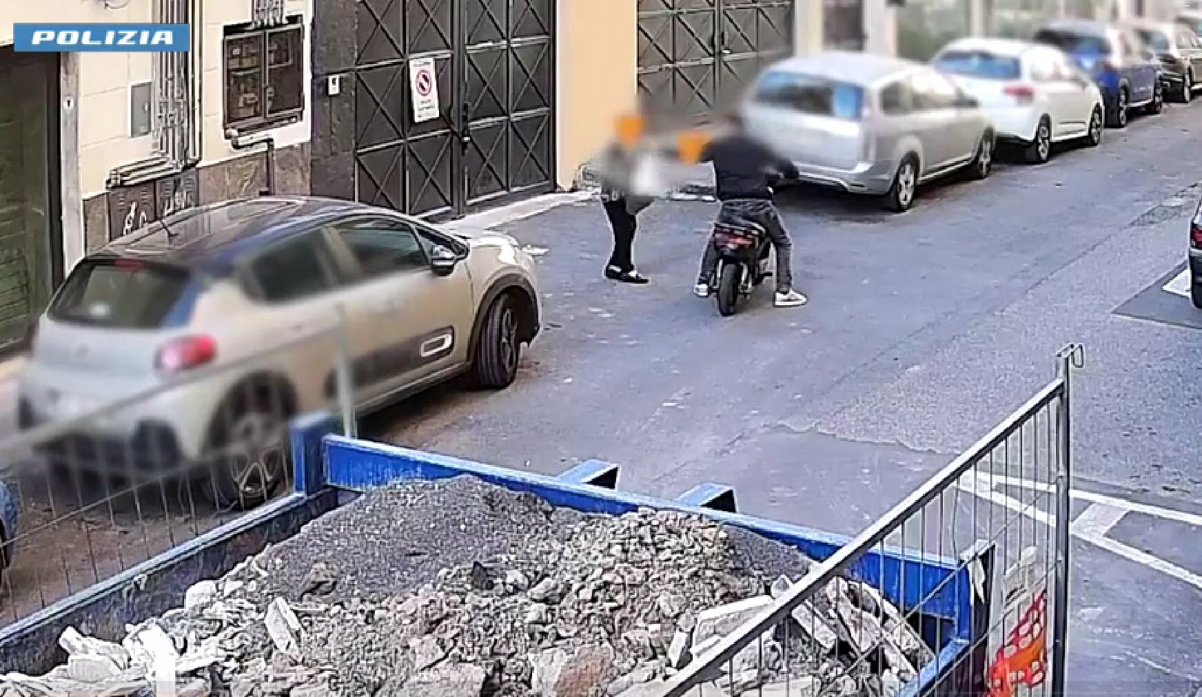 Scippa collana ad anziana: telecamere lo riprendono