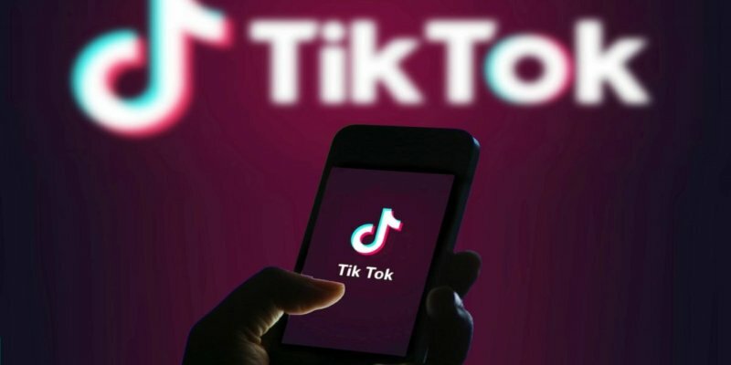Minaccia l'ex su TikTok e tenta di speronarla