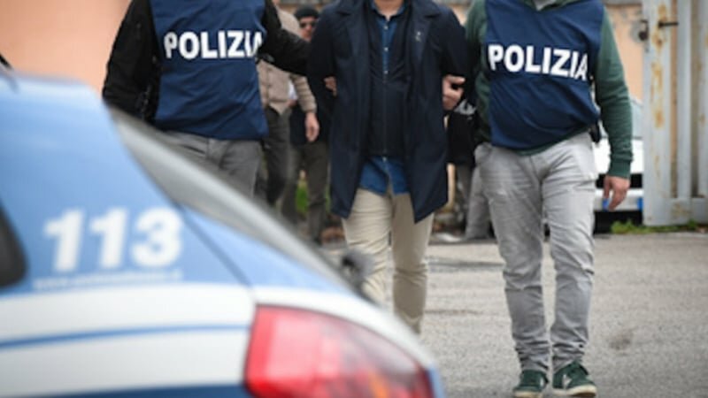 Catania, poliziotti aggrediti mentre catturano rapinatori