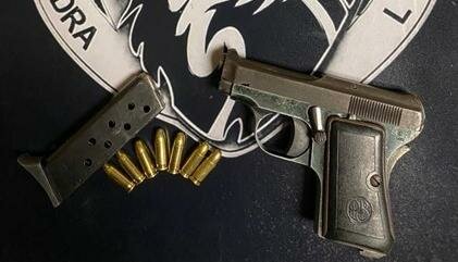 Pistola col colpo in canna, arrestato a Catania