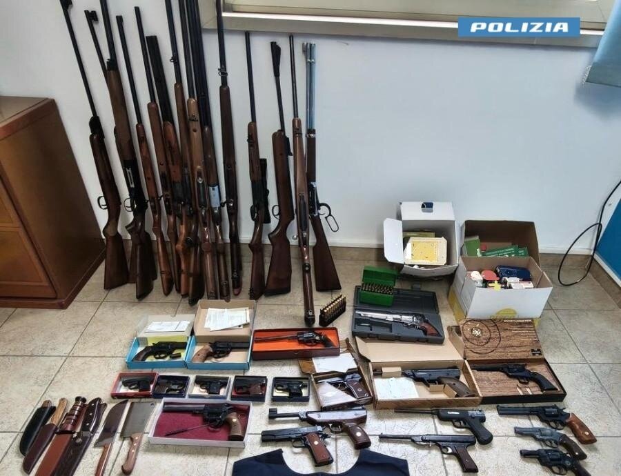 In casa con un arsenale: aspirante Rambo finisce nei guai