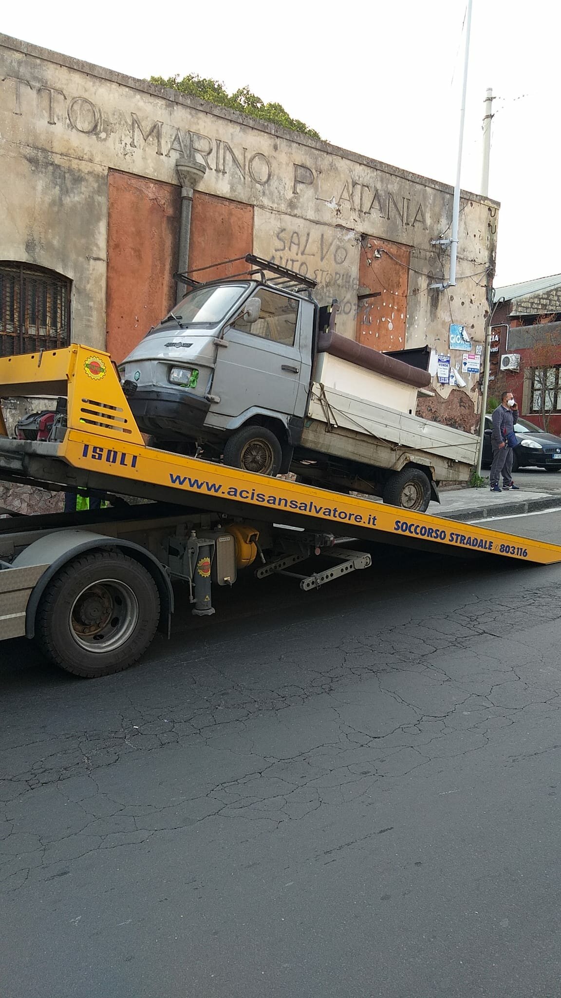 Getta due divani e un frigo nei cassonetti