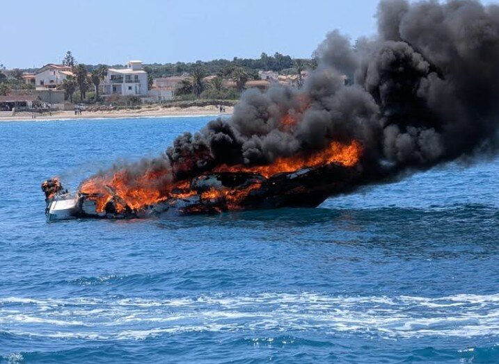 Paura a Marzamemi: barca distrutta dalle fiamme, salvati i due a bordo Paura a Marzamemi: barca distrutta dalle fiamme, salvati i due a bordo
