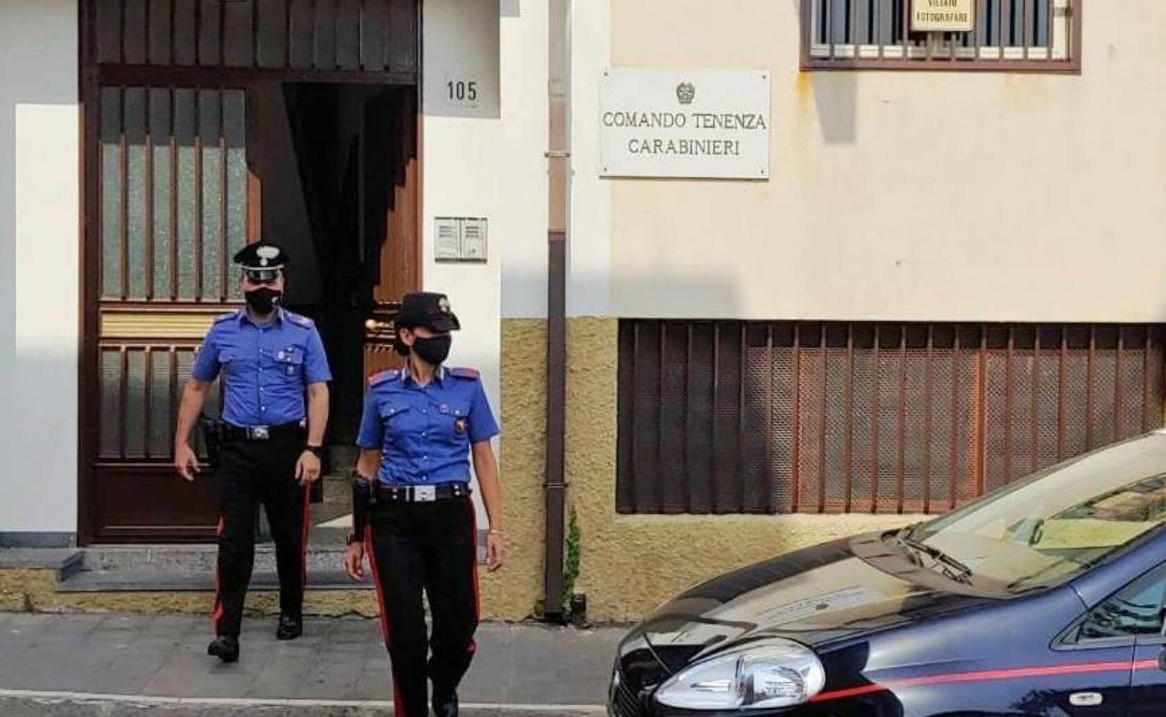 Lui la picchia, lei scappa col figlio in braccio