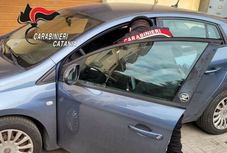 Si affaccia al balcone e becca il ladro nell'auto di famiglia