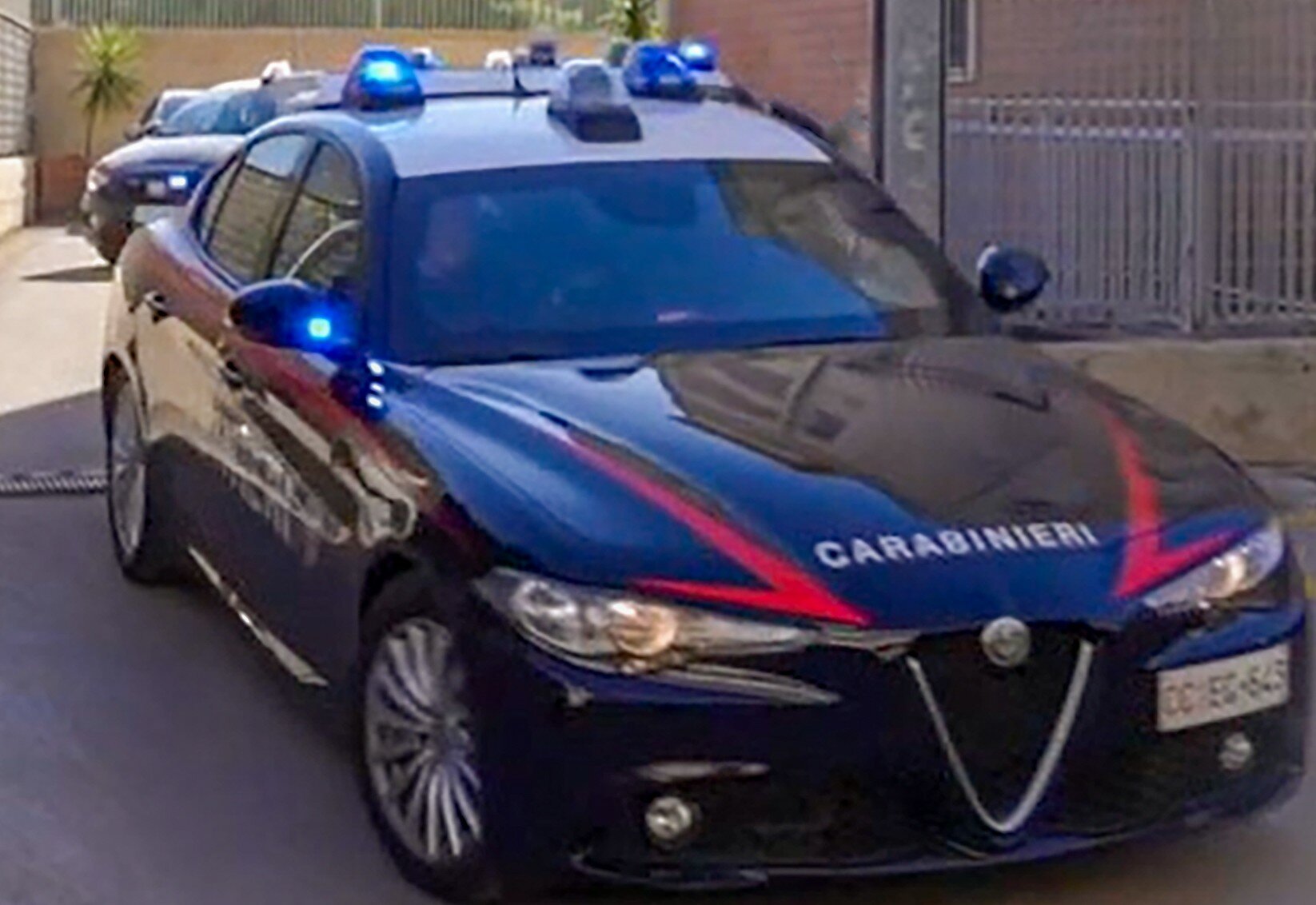 Modica: va al supermercato e le rubano l'auto
