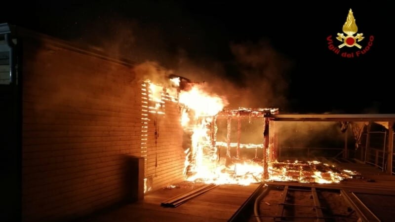 Noto, lido distrutto dalle fiamme