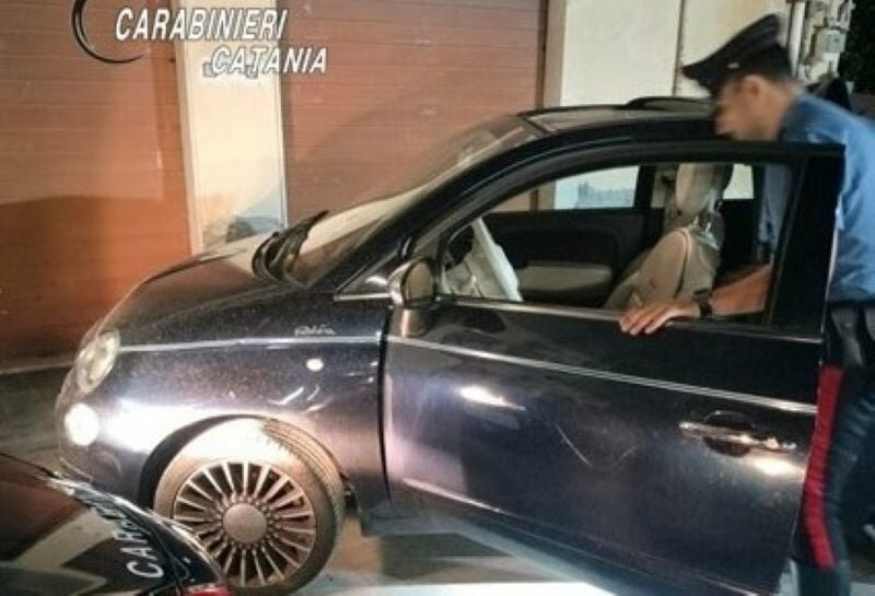 Ruba 2 auto nella stessa sera, ma viene preso