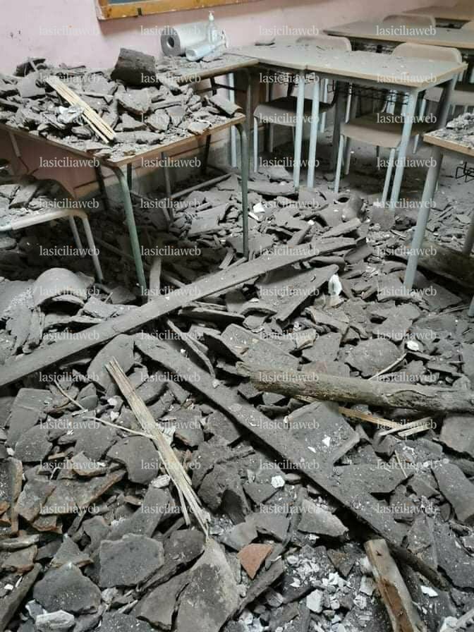 Catania, crolla tetto al Boggio Lera