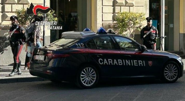 Shopping senza pagare nel negozio di via Etnea