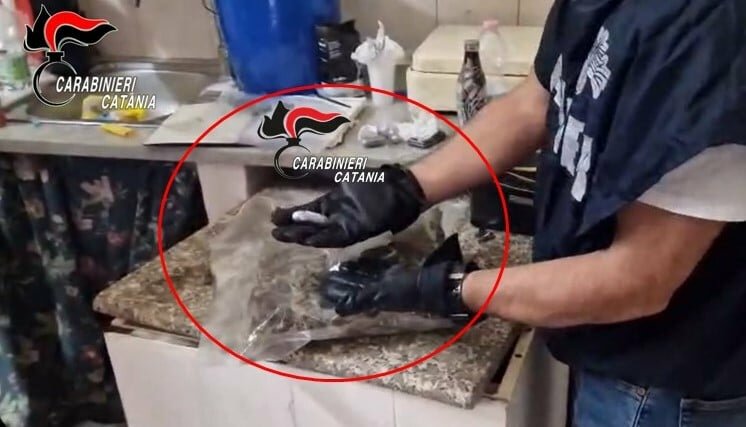 Catania: spaccia in casa la droga con lo smile