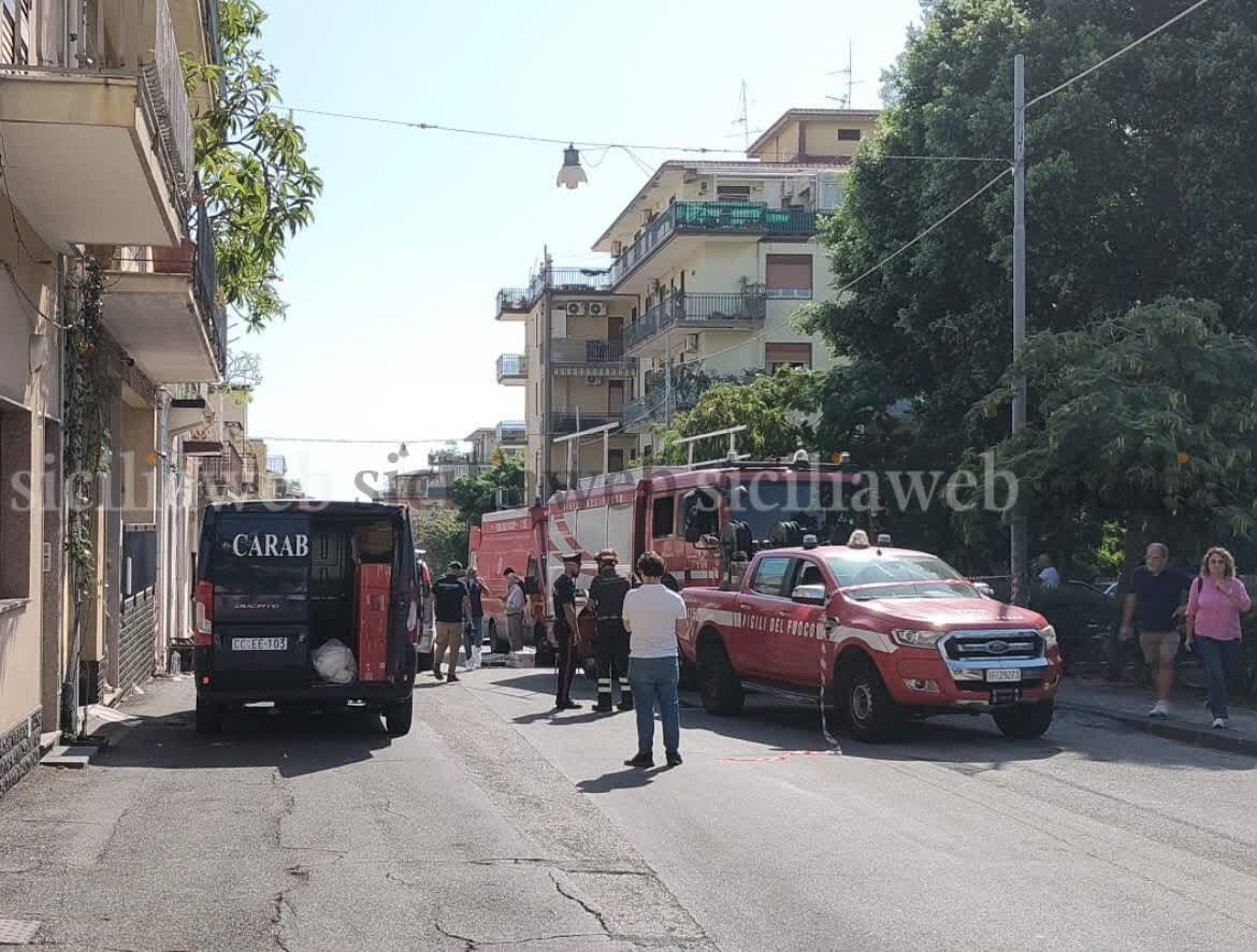 Casa in fiamme a Riposto: trovata 34enne impiccata Casa in fiamme a Riposto: trovata 34enne impiccata