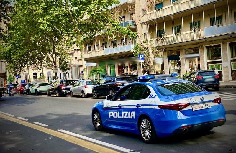 Spacca finestrini di auto in sosta: bloccato a Catania