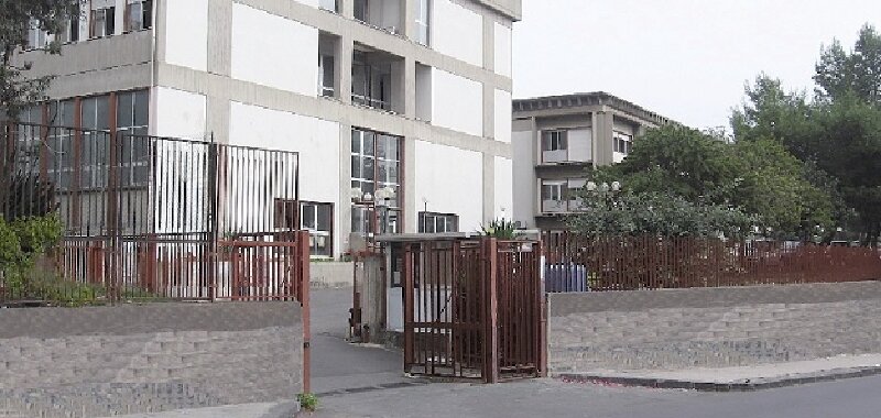 Galilei, plafoniera cade in testa a uno studente