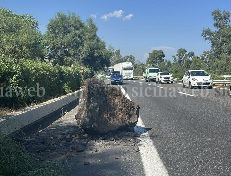 Paura sulla A18: grosso masso finisce in autostrada Paura sulla A18: grosso masso finisce in autostrada